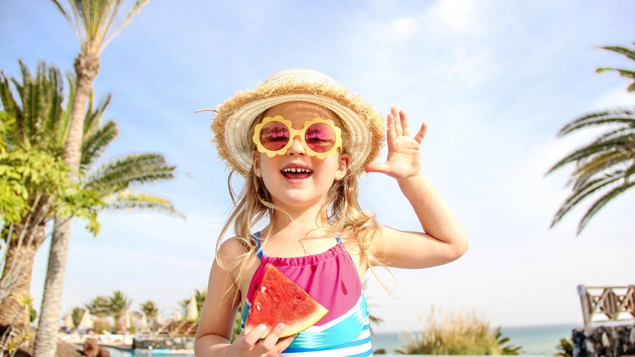 Sonnenhut für Kinder: Mädchen im Urlaub