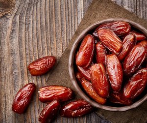 Datteln fürs Baby: Das sollten Eltern vorher bedenken