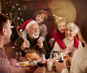 Oma&#x20;oder&#x20;Opa&#x20;mit&#x20;Demenz&#x3F;&#x20;7&#x20;kleine&#x20;Tricks,&#x20;wie&#x20;ihr&#x20;die&#x20;&#x00E4;ltere&#x20;Generation&#x20;an&#x20;das&#x20;Weihnachtsgef&#x00FC;hl&#x20;erinnert