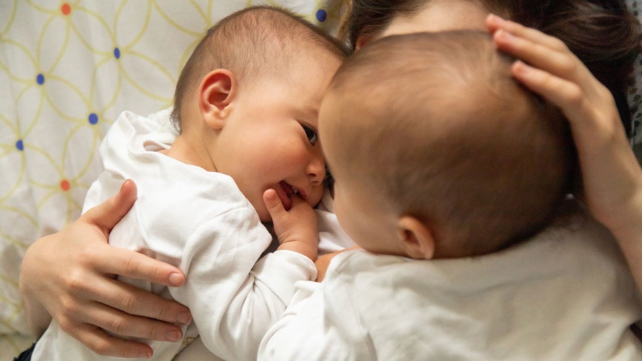 Superfötation: Mama kuschelt mit zwei Babys