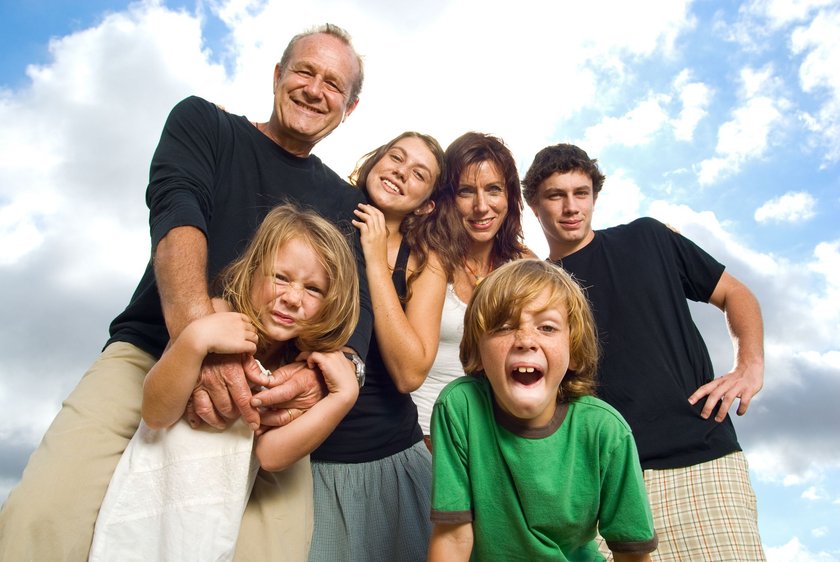 Eine glückliche Familie mit Grimassen.