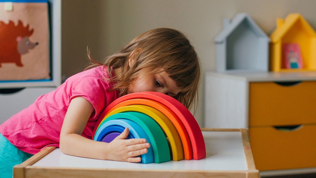 Montessori Deals: Kind spielt mit Montessori Regenbogen