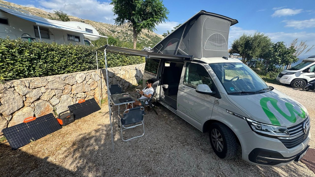 Roadsurfer - Roadsurfer Van auf Campingplatz