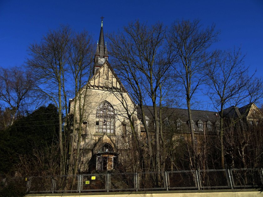 Die Kirche des ehem. St. Josefsheims in Waldniel-Hostert. Sie gehörte zum Komplex der Heil- und Pflegeanstalt, in dem während der NS Zeit im Rahmen des Euthanasie Programms Kinder und Erwachsene verwahrt und dann ermordet wurden. Kirche vorn St. Josefsheim Franziskaner Heil- und Pflegeanstalt