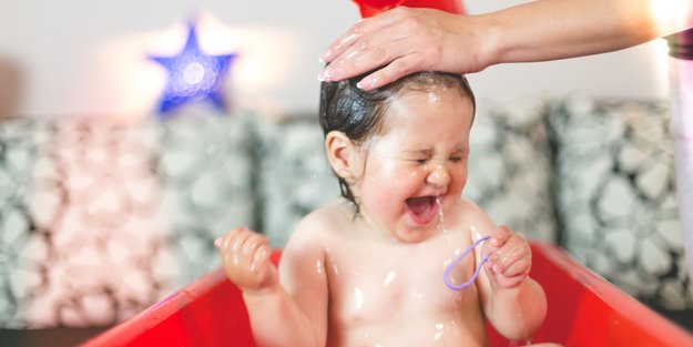 Diese 15 Tipps helfen garantiert gegen Tränen beim Haarewaschen