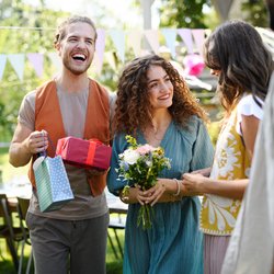 Was schenkt man zum Polterabend? Diese 13 kreativen Ideen kommen immer gut an