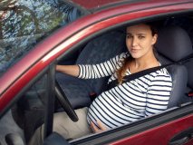 Autofahren in der Schwangerschaft: Das ist beim Anschnallen zu