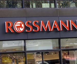 Für alle, die noch Geschenke suchen: Bei Rossmann gibt es Geschenkgutscheine