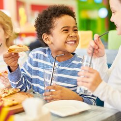 Essen zum Kindergeburtstag: Das schmeckt dem kleinen Partyvolk