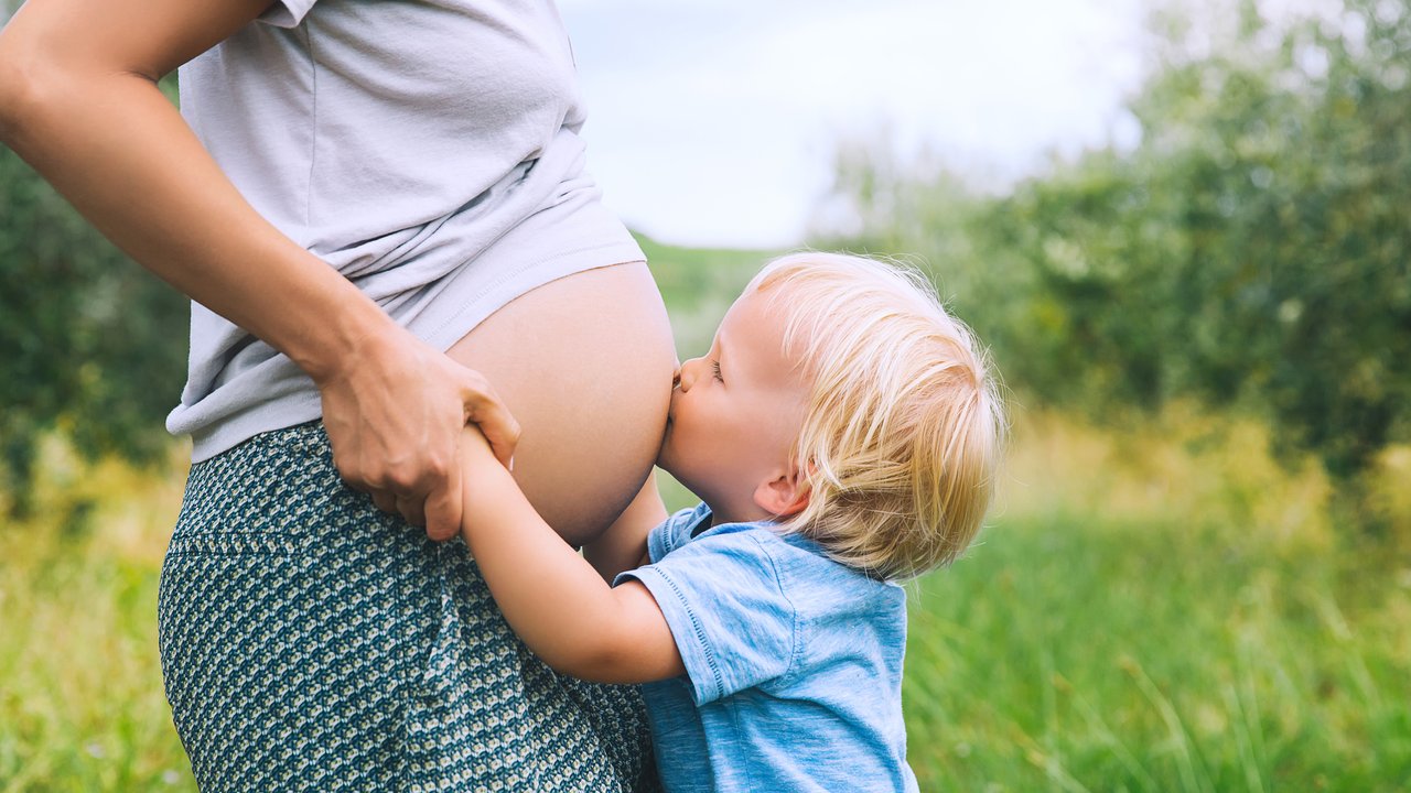 Schwangerschaftsbauch: Mama mit Kleinkind