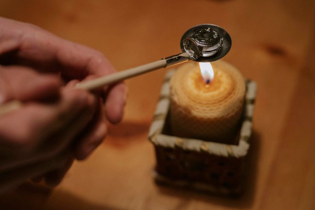 Ein&#x20;L&#x00F6;ffel&#x20;mit&#x20;Blei&#x20;wird&#x20;&#x00FC;ber&#x20;einer&#x20;Kerze&#x20;erhitzt.