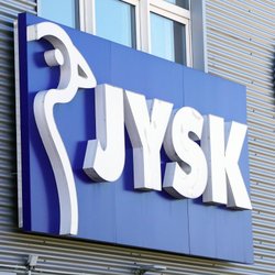 Jysk verkauft stylische schmale Gartenbank aus Polyrattan super günstig