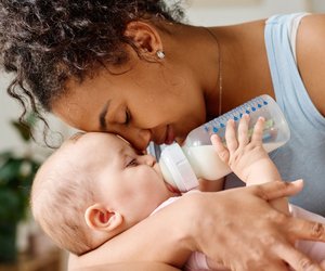 Fläschchen auskochen: Wie lange und bis zu welchem Alter ihr sie am besten sterilisiert